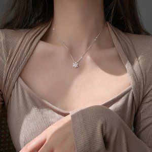 Femininity with zircon snowflake necklace